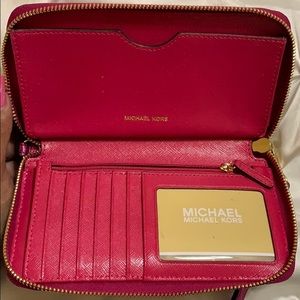 Michael Kors Bags - Michael Kors wristlet Michael Kors Bags - Michael Kors wristlet
